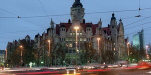 Das Leipziger Rathaus am Martin-Luther-Ring bei Nacht