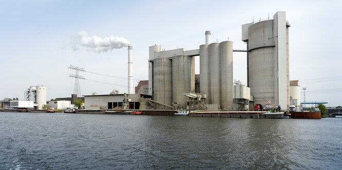 Qualmende Schornsteine vor dem Kraftwerk Klingenberg