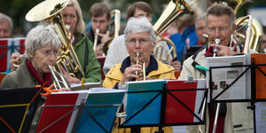 ältere Menschen spielen Musikinstrumente auf dem Kirchentag