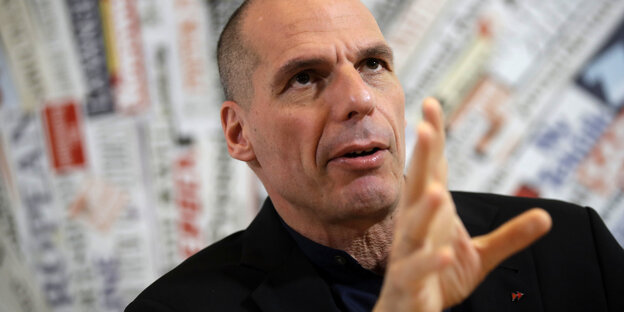 Yanis Varoufakis deutet mit seiner rechten Hand vorwärts