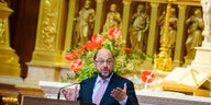 Schulz vor einem Altar