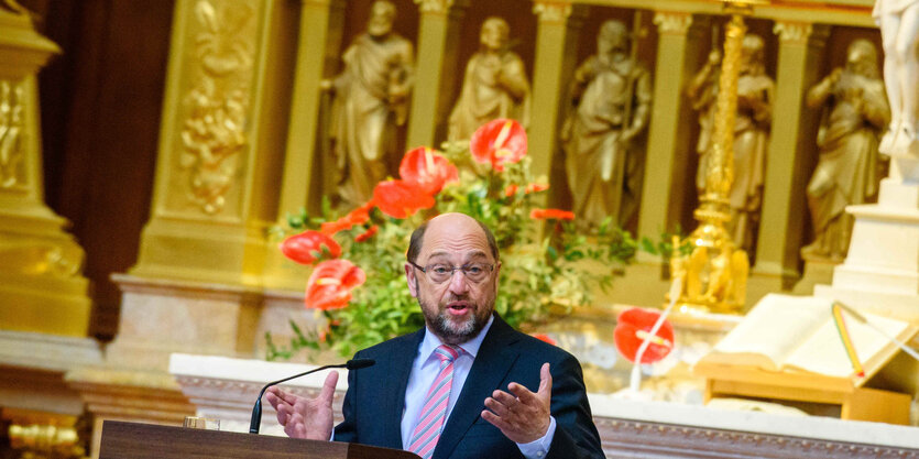 Schulz vor einem Altar