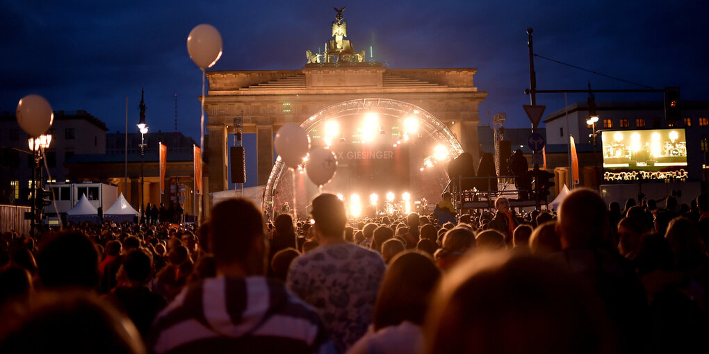 Viele Menschen vor dem Brandenburger Tor