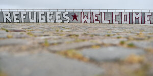 Der Schriftzug „Refugees Welcome“ steht an einer Wand