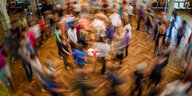 Menschen auf einer Veranstaltung tanzen im Kreis