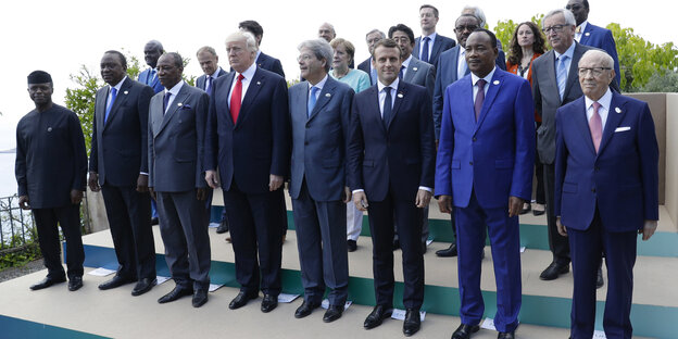 Die Teilnehmer des G7-Gipfels posieren in Taormina für ein Gruppenfoto