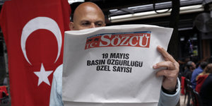 Ein Mann hält die türkische Tageszeitung «Sözcü»