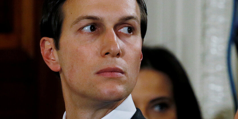 Jared Kushner guckt leicht skeptisch nach links