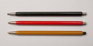 Drei Stifte, fein säuberlich übereinander aufgereit. In schwarz, rot und gold