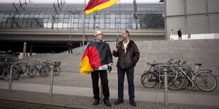 Zwei Männer mit Deutschland-Fahnen