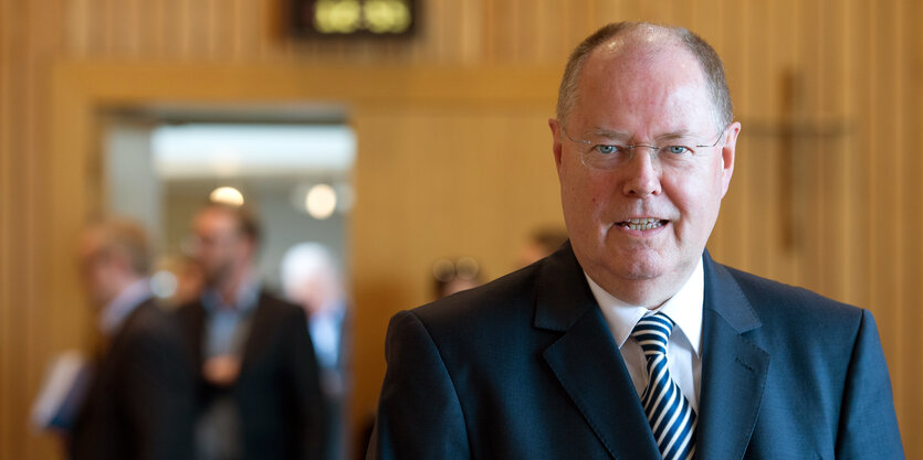 Peer Steinbrück lächelt in die Kamera