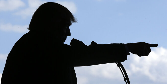 Trumps Silhouette vor blauem Himmel