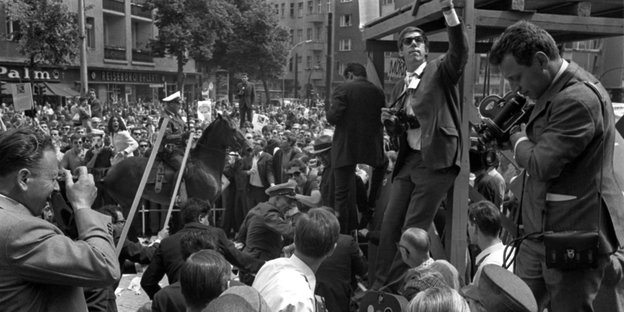 ressevertreter fotografieren die Tumulte vor dem Schöneberger Rathaus in Berlin am 02.06.1967. Der Besuch des persischen Herrscherpaares Kaiser Schah Reza Mohammed Pahlavi und Kaiserin Farah Diba, die sich für 24 Stunden in Westberlin aufhielten, löste Ma