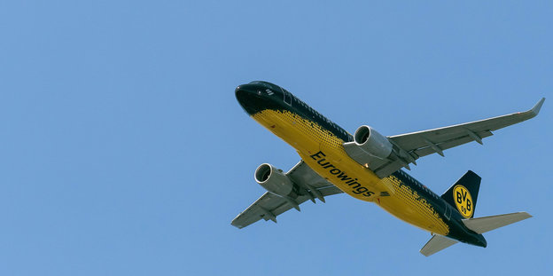 Ein Flugzeug, mit der BVB-Mannschaft an Bord, fliegt vor seiner Landung am Sonntag über Dortmund