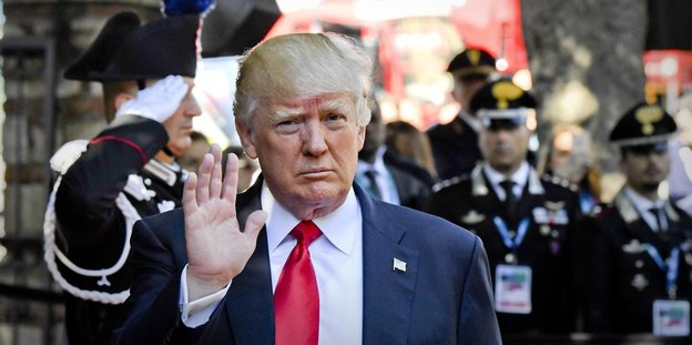 Donald Trump mit erhobener Hand