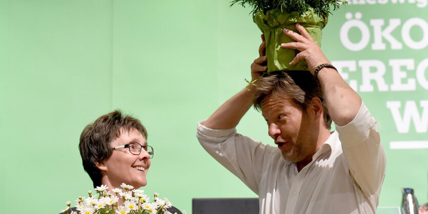 Monika Heinold und Robert Habeck mit Blumen