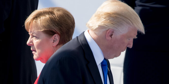 Merkel steht hinter Trump und guckt nach rechts, Trump selbst nach links