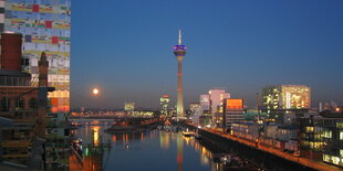 Blick auf den Medienhafen in Düsseldorf bei Nacht - im Bildmittelpunkt: der Fernsehturm