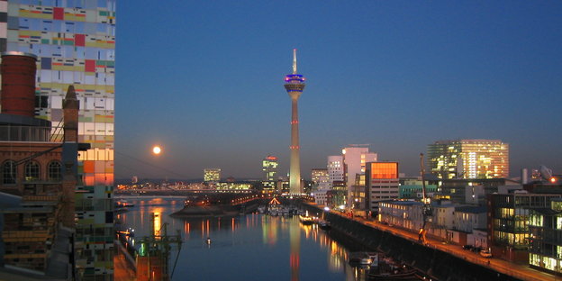 Blick auf den Medienhafen in Düsseldorf bei Nacht - im Bildmittelpunkt: der Fernsehturm