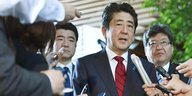 Japans Ministerpräsident Shinzo Abe spricht mit Journalisten