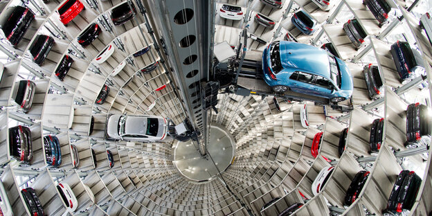 Blick in einen Autoturm, in dem VW-Neuwagen stehen