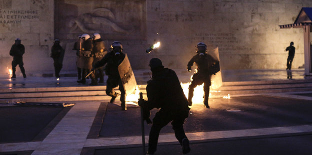 Griechische Demonstranten bewerfen Polizisten mit Brandsätzen
