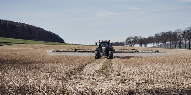 Ein Traktor fährt bei Göttingen über ein Feld