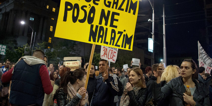 Junge Menschen mit selbst gemalten Plakaten