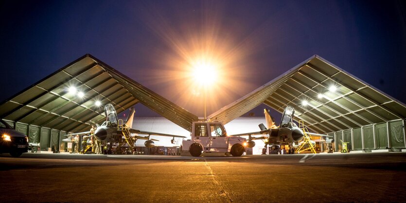 Flugzeuge in einer Halle