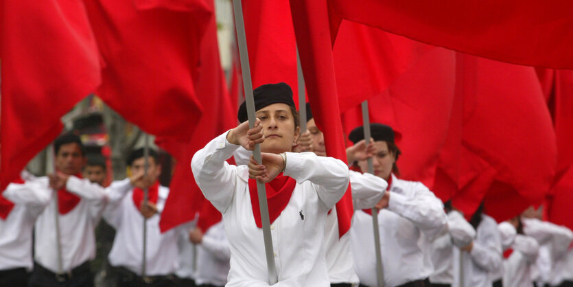 Demonstration mit roten Fahnen