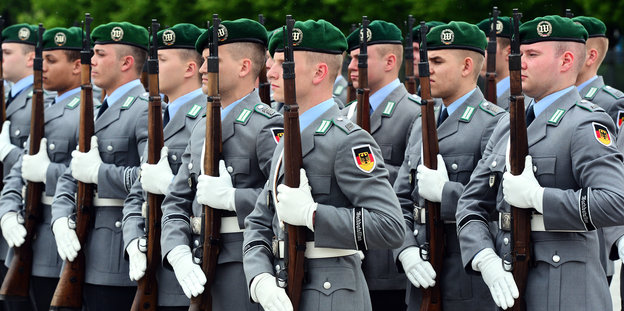 BundeswehrsoldatInnen stehen stramm