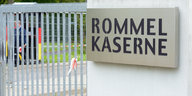 Ein Tor und Schild, auf dem "Rommelkaserne" steht