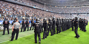 Politisten postieren sich vor der Nordkurve der Allianz-Arena in München