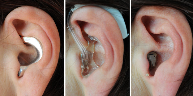 Drei Ohren mit Hörgerät