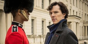 Sherlock Holmes blickt kritisch auf einen Leibwächter der britischen Garde