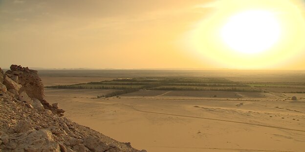Die Sonne scheint auf die Wüste Sekem in Ägypten