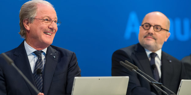 Linde Aufsichtsratschef wolfgang reitzle hält sich bei einer Pressekonferenz lachend neben dem Vorstandsvorsitzenden Aldo Belloni