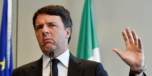 Matteo Renzi hebt die Hand und guckt kritisch