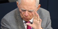 Wolfgang Schäuble mit erhobener Hand