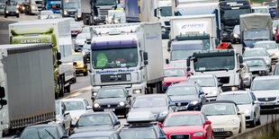 Ein Stau auf einer Autobahn