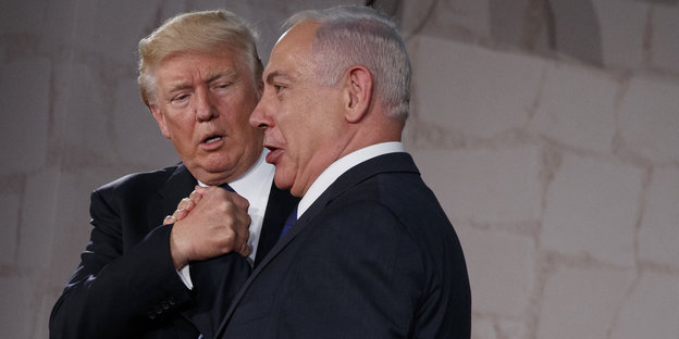 Trump (links) und Netanjahu beim Händedruck