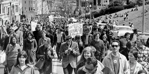 Schwarz-Weiß-Foto von demonstrierenden Menschen