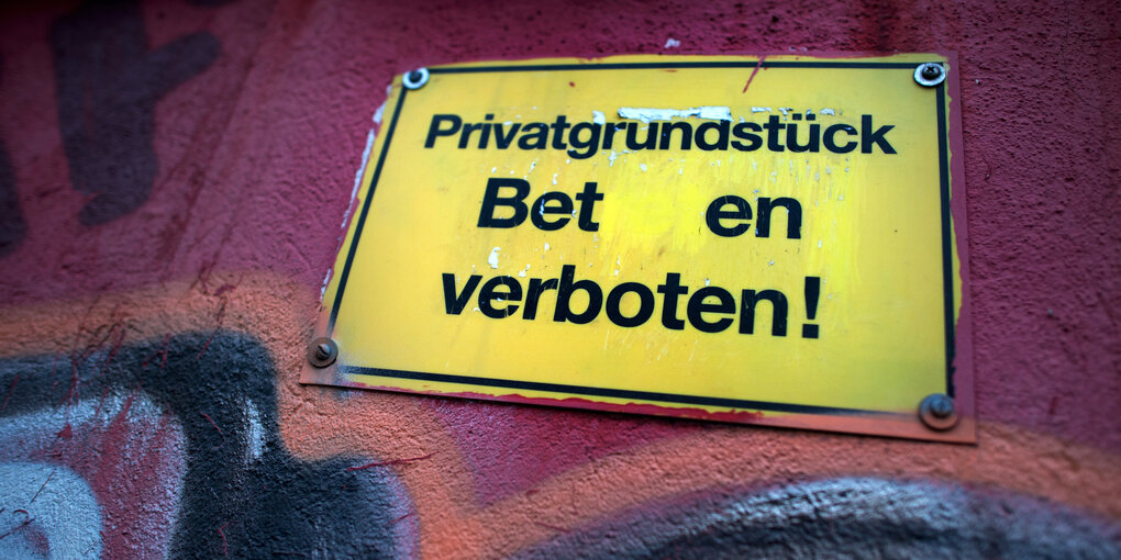 ein Hinweisschild, auf dem „Privatgrundstück. Beten verboten“ steht. Aus dem Wort „Betreten“ wurden „ret“ rausgekratzt