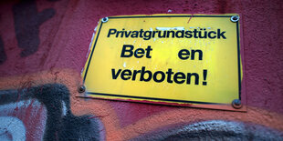 ein Hinweisschild, auf dem „Privatgrundstück. Beten verboten“ steht. Aus dem Wort „Betreten“ wurden „ret“ rausgekratzt