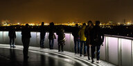 Besucher auf dem Hamburger Energieberg bei Nacht