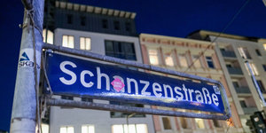 Das Straßenschild "Schanzenstraße" vor Wohnhäusern