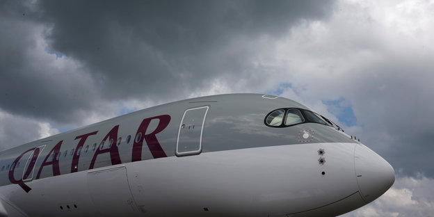 ein Flugzeug mit der Aufschrift „Qatar“