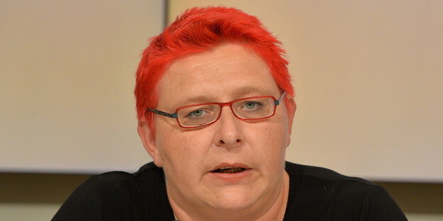 Eine Frau mit Brille und roten Haaren