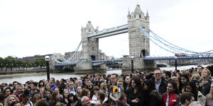 Menschenmenge vor Londoner Brücke