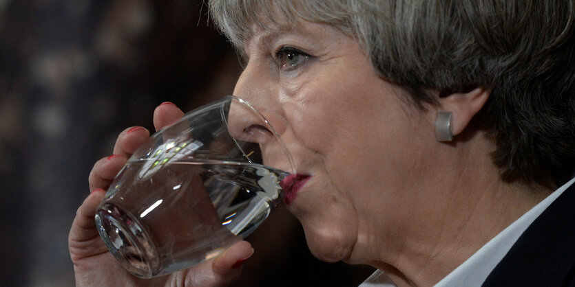 Theresa May trinkt ein Glas Wasser